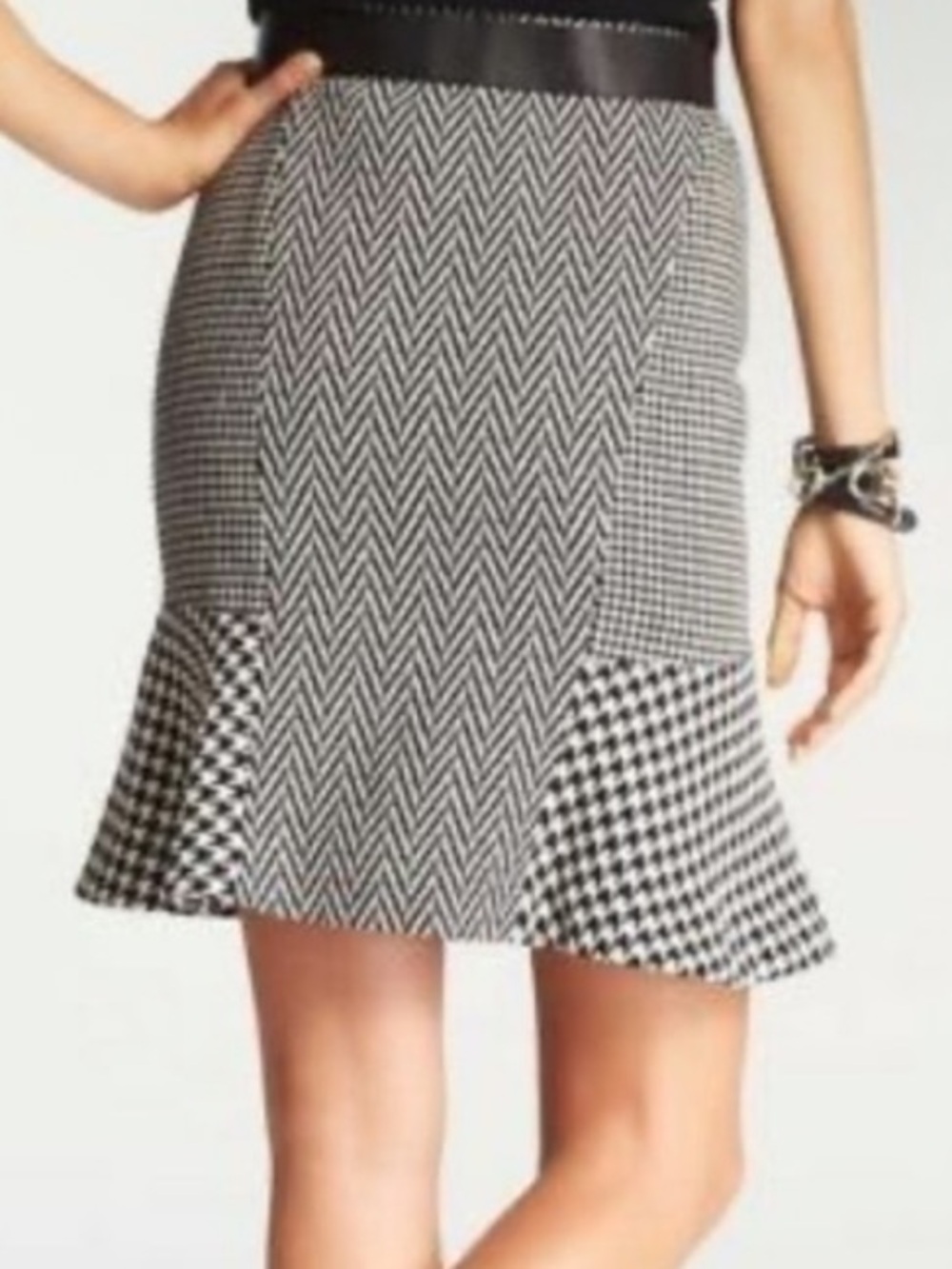 Ann Taylor black white houndstooth fit and flare skirt size 6